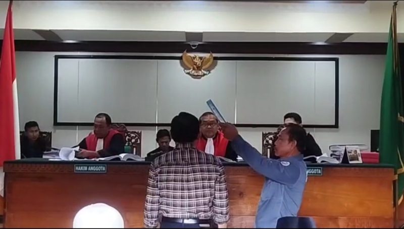Foto: Ahmadi Zubir saat di ruang persidangan PN Sungai Penuh