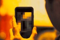 Ilustrasi orang sedang menonton video di handphone (istimewa)