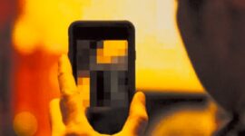 Ilustrasi orang sedang menonton video di handphone (istimewa)