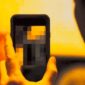 Ilustrasi orang sedang menonton video di handphone (istimewa)