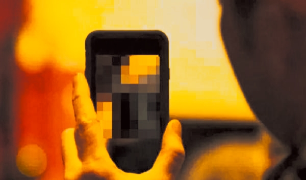 Ilustrasi orang sedang menonton video di handphone (istimewa)
