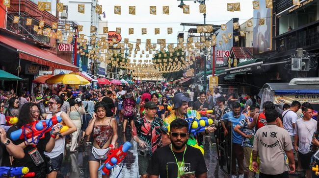 Festival Songkran di Thailand (REUTERS/Chalinee Thirasupa)

