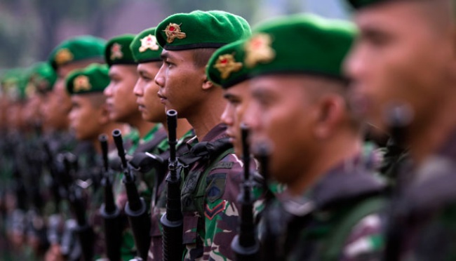 Prajurit TNI Bantu Amankan Kantor Kejaksaan di Seluruh Indonesia