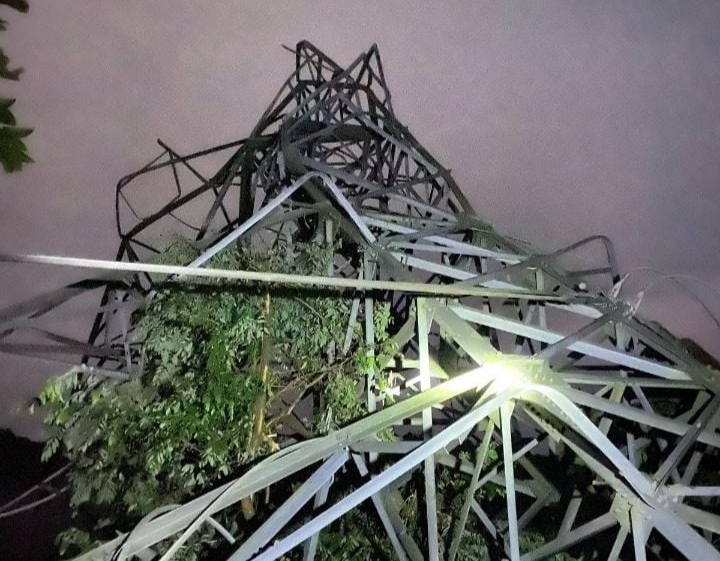 PLN Kerahkan 100 Petugas Perbaiki Tower Listrik yang Roboh di Kerinci