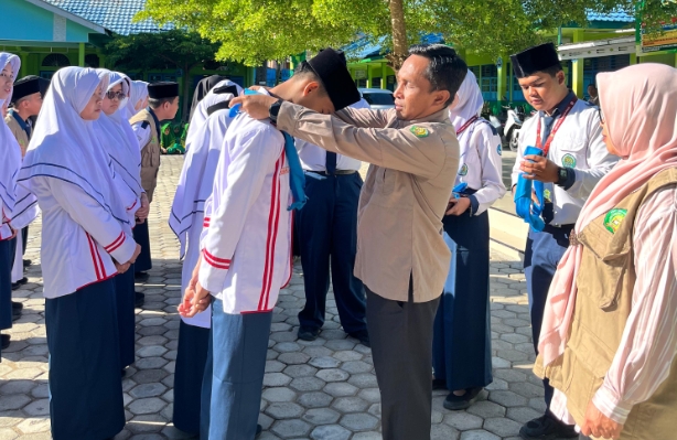 Kepala MTsN 1 Kota Sungai Penuh Resmi Lantik Anggota PMR Madya