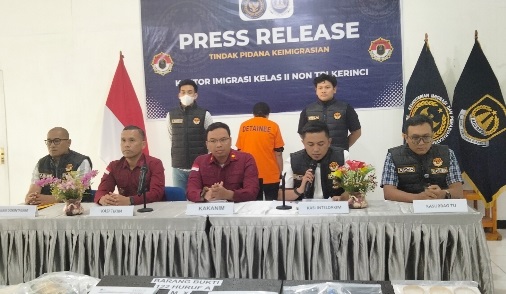 WNA Asal Tiongkok Diamankan Imigrasi Saat Berjualan di Pasar Sungai Penuh