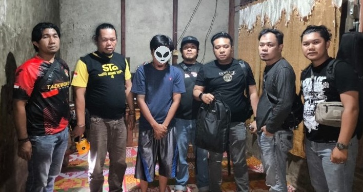 Tim Opsnal Satreskrim Polres Kerinci saat Mengamankan Diduga Pelaku Pencurian Laptop.