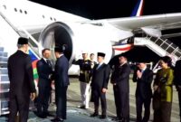Presiden Prancis Emmanuel Macron mendapat sambutan hangat dari Menteri Pertahanan Sjafrie Sjamsuddin di Lanud Halim Perdanakusuma, Selasa (27/5/2025) malam. (Foto: tangkapan kayar Sekretariat Presiden)