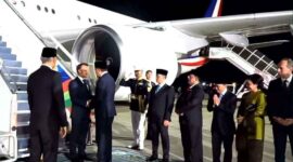 Presiden Prancis Emmanuel Macron mendapat sambutan hangat dari Menteri Pertahanan Sjafrie Sjamsuddin di Lanud Halim Perdanakusuma, Selasa (27/5/2025) malam. (Foto: tangkapan kayar Sekretariat Presiden)
