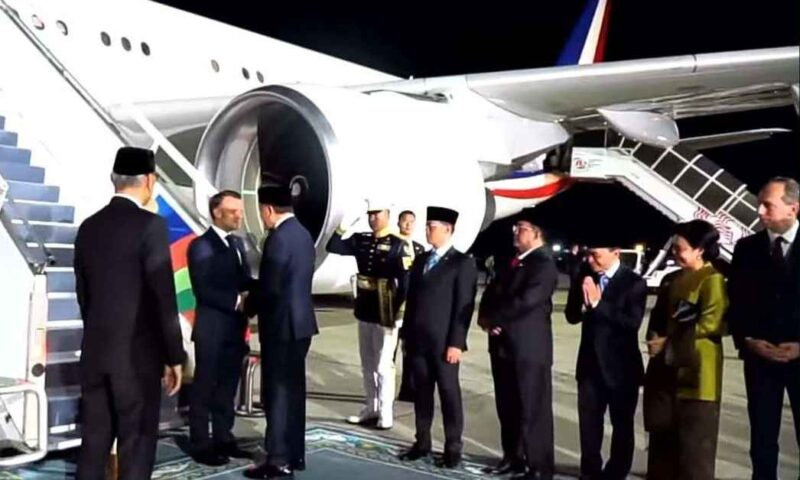Presiden Prancis Emmanuel Macron mendapat sambutan hangat dari Menteri Pertahanan Sjafrie Sjamsuddin di Lanud Halim Perdanakusuma, Selasa (27/5/2025) malam. (Foto: tangkapan kayar Sekretariat Presiden)
