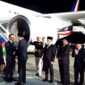Presiden Prancis Emmanuel Macron mendapat sambutan hangat dari Menteri Pertahanan Sjafrie Sjamsuddin di Lanud Halim Perdanakusuma, Selasa (27/5/2025) malam. (Foto: tangkapan kayar Sekretariat Presiden)