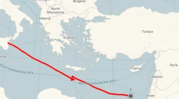 Kapal Madleen mendekati pantai Jalur Gaza melalui Laut Mediterania di sebelah utara Mesir terpantau menunjukkan simbol 