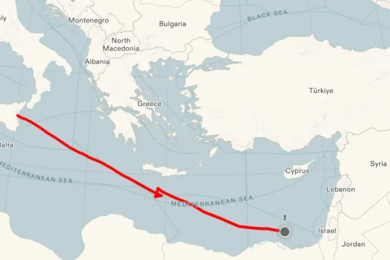 Kapal Madleen mendekati pantai Jalur Gaza melalui Laut Mediterania di sebelah utara Mesir terpantau menunjukkan simbol 