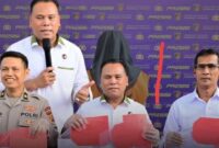 Wadir Reskrimsus Polda Jambi, AKBP Taufik Nurmandia saat Konferensi Pers.