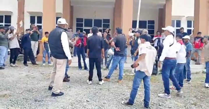 Gabungan LSM Kerinci - Sungai Penuh saat Berorasi di Inspektorat Kota Sungai Penuh.