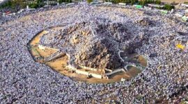 Jemaah haji saat melakukan wukuf di Arafah (Foto: Pinterest)