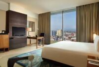 Tempat staycation di Bandung dengan view city light. (Foto: Hilton Bandung)
