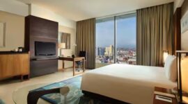 Tempat staycation di Bandung dengan view city light. (Foto: Hilton Bandung)
