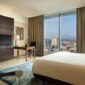 Tempat staycation di Bandung dengan view city light. (Foto: Hilton Bandung)
