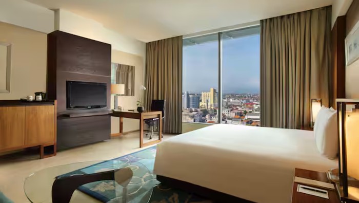 Tempat staycation di Bandung dengan view city light. (Foto: Hilton Bandung)

