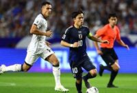 Aksi pemain Jepang, Takefusa Kubo (kanan) menghadapi pemain Indonesia, Joey Pelupessy (kiri) pada laga Grup C Kualifikasi Piala Dunia 2026 zona Asia di Suita City Stadium, Osaka, Selasa (10/6/2025) malam WIB. (Foto: AFC)