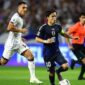 Aksi pemain Jepang, Takefusa Kubo (kanan) menghadapi pemain Indonesia, Joey Pelupessy (kiri) pada laga Grup C Kualifikasi Piala Dunia 2026 zona Asia di Suita City Stadium, Osaka, Selasa (10/6/2025) malam WIB. (Foto: AFC)