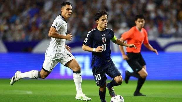Aksi pemain Jepang, Takefusa Kubo (kanan) menghadapi pemain Indonesia, Joey Pelupessy (kiri) pada laga Grup C Kualifikasi Piala Dunia 2026 zona Asia di Suita City Stadium, Osaka, Selasa (10/6/2025) malam WIB. (Foto: AFC)