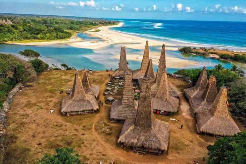 10 Destinasi Adat Paling Unik di Indonesia Wajib Dikunjungi. (Foto: alamindonesia.co.id)