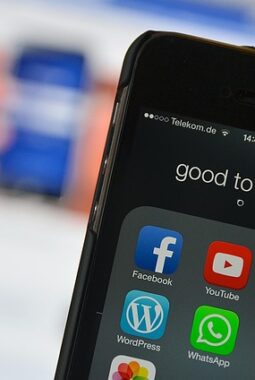 Cara Bijak Menggunakan Media Sosial: Edukasi Digital Penting untuk Remaja Zaman Sekarang