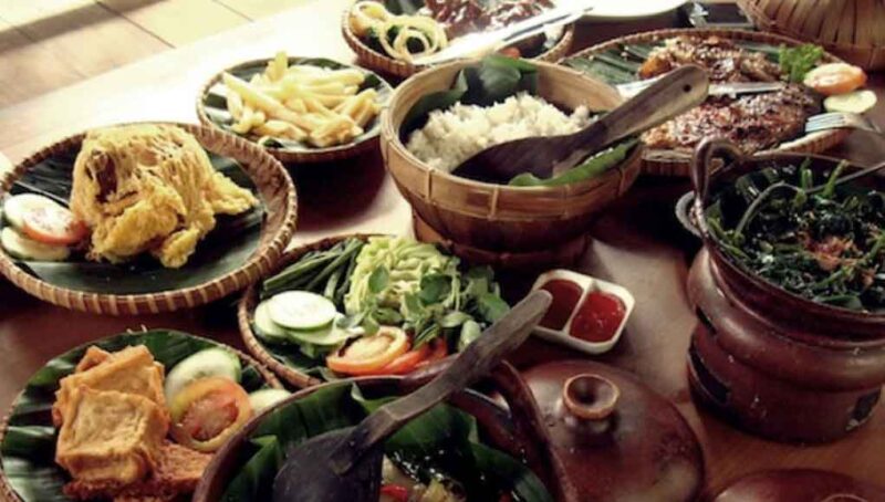 10 Tempat Wisata Kuliner di Bandung Paling Enak & Legendaris. (Foto: bolulembang.co.id)