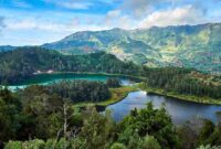 Dieng Plateau Jawa Tengah: Pesona Alam, Budaya, dan Sejarah di Negeri Atas Awan. (Foto: expedia.com)