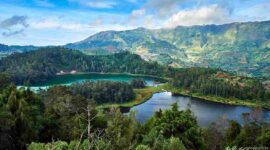 Dieng Plateau Jawa Tengah: Pesona Alam, Budaya, dan Sejarah di Negeri Atas Awan. (Foto: expedia.com)