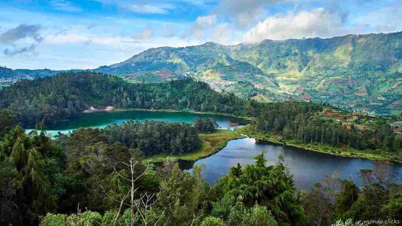 Dieng Plateau Jawa Tengah: Pesona Alam, Budaya, dan Sejarah di Negeri Atas Awan. (Foto: expedia.com)