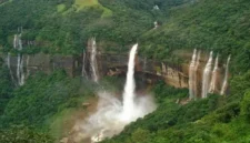 Curug Minger Gunung Slamet - Surga Tersembunyi di Lereng Gunung Tertinggi Jawa Tengah. (Foto: wisatalombok.co.id)
