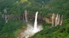 Curug Minger Gunung Slamet - Surga Tersembunyi di Lereng Gunung Tertinggi Jawa Tengah. (Foto: wisatalombok.co.id)