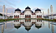 Liburan Halal? Ini Dia Rekomendasi Destinasi Wisata Syariah di Indonesia