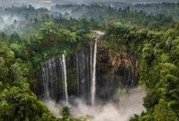 Tumpak Sewu, Air Terjun Niagara Jawa Timur yang Viral di TikTok dan Jadi Primadona Wisata. (Foto: eastjavaparadise)