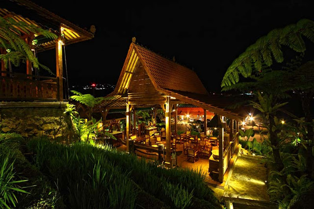 Atmosphere Resort Café Bandung: Petualangan Kuliner dengan Nuansa Tropis di Pusat Kota. (Foto: masakandaerah2016.blogspot.com)