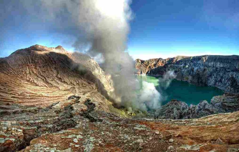 Gunung Ijen, Jawa Timur: Pesona Blue Fire, Kawah Hijau, dan Jalur Pendakian Ramah Pemula. (Foto: mahalo.cz)