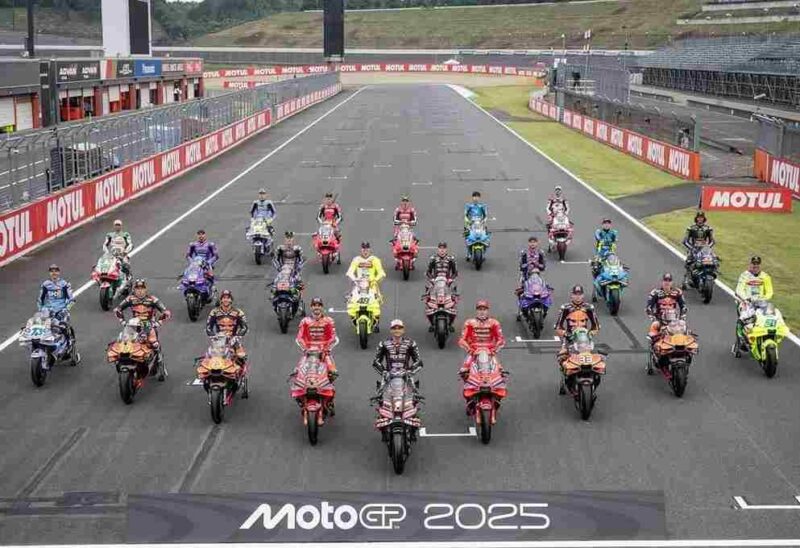 Para Pembalap MotoGP berfoto bersama di Sirkuit Motegi jelang MotoGP Jepang 2025 (Foto: Instagram @motogp)