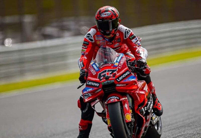 Pembalap Francesco Bagnaia saat memacu kendaraannya di Sirkuit Motegi Jepang, Sabtu (27/9/2025) (Foto: Ig @ducaticorse)