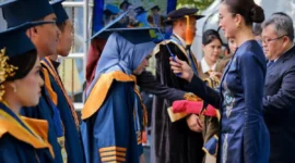 Menteri Pariwisata Widiyanti Putri Wardhana hadir secara langsung dalam acara wisuda di Kampus Poltekpar Makassar, Sulawesi Selatan. (Foto: ANTARA)
