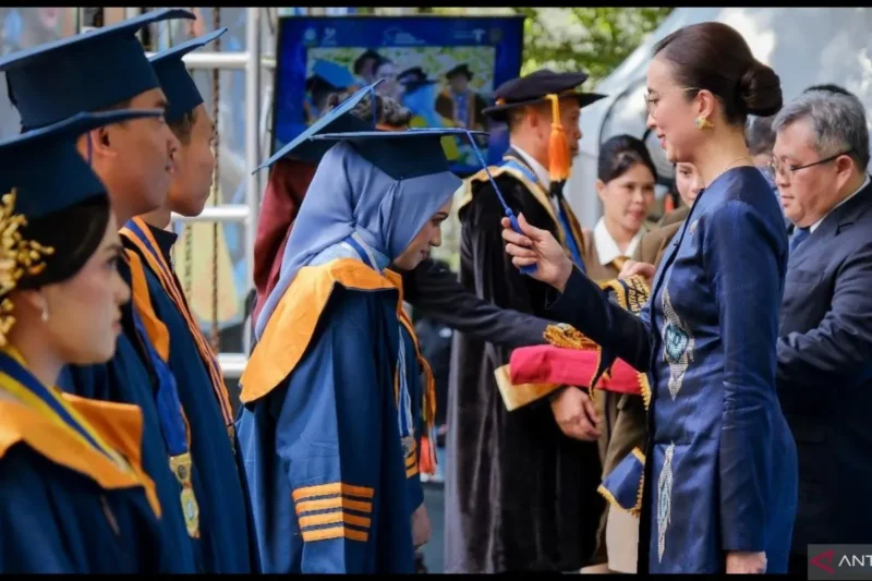 Menteri Pariwisata Widiyanti Putri Wardhana hadir secara langsung dalam acara wisuda di Kampus Poltekpar Makassar, Sulawesi Selatan. (Foto: ANTARA)