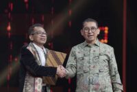 Menteri Kebudayaan Fadli Zon (kanan) saat menyerahkan SK Hari Komedi Nasional (HKN) kepada Ketua Umum Persatuan Seniman Komedi Indonesia (PASKI) Jarwo Kwat di Studio RCTI, Kebon Jeruk, Jakarta Barat, Rabu (10/9/2025) (Foto: Dokumentasi/Kementerian Kebudayaan)