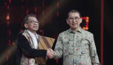 Menteri Kebudayaan Fadli Zon (kanan) saat menyerahkan SK Hari Komedi Nasional (HKN) kepada Ketua Umum Persatuan Seniman Komedi Indonesia (PASKI) Jarwo Kwat di Studio RCTI, Kebon Jeruk, Jakarta Barat, Rabu (10/9/2025) (Foto: Dokumentasi/Kementerian Kebudayaan)