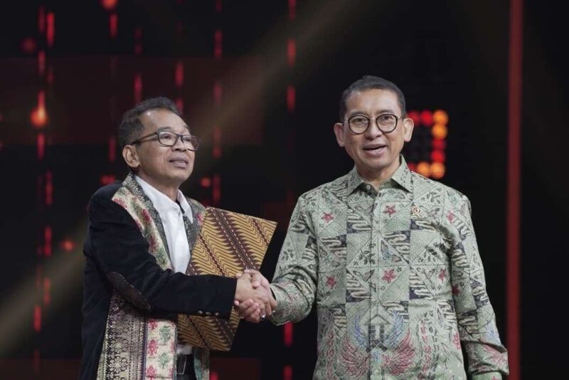 Menteri Kebudayaan Fadli Zon (kanan) saat menyerahkan SK Hari Komedi Nasional (HKN) kepada Ketua Umum Persatuan Seniman Komedi Indonesia (PASKI) Jarwo Kwat di Studio RCTI, Kebon Jeruk, Jakarta Barat, Rabu (10/9/2025) (Foto: Dokumentasi/Kementerian Kebudayaan)