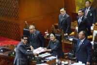 Ketua Baleg DPR, Bob Hasan menyerahkan dokumen Laporan Hasil Pembahasan tingkat 1 mengenai Prolegnas kepada Pimpinan DPR RI, Puan Maharani dalam Rapat Paripurna Kelima Masa Persidangan I tahun Sidang 2025–2026 di Kompleks Parlemen, Senayan, Jakarta, Selasa (23/9/2025) (Foto: Dokumentasi DPR RI)
