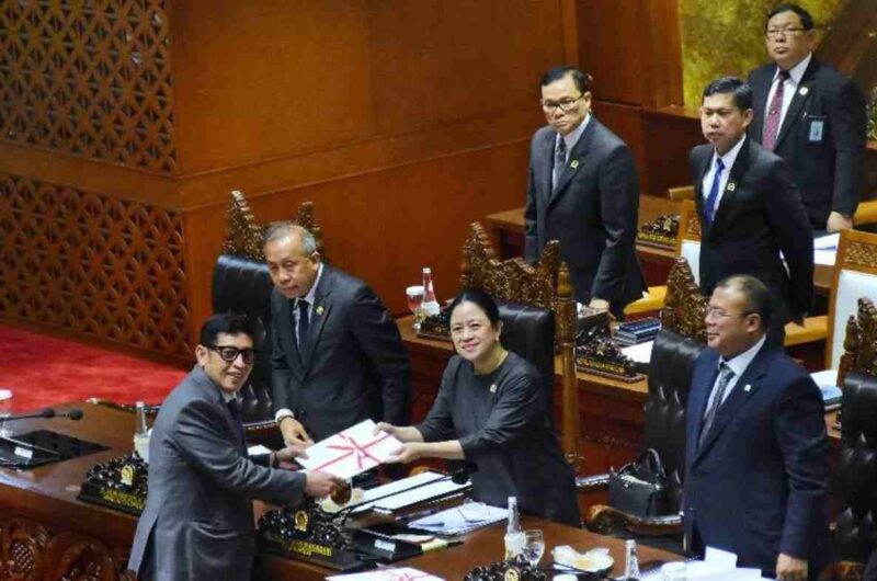 Ketua Baleg DPR, Bob Hasan menyerahkan dokumen Laporan Hasil Pembahasan tingkat 1 mengenai Prolegnas kepada Pimpinan DPR RI, Puan Maharani dalam Rapat Paripurna Kelima Masa Persidangan I tahun Sidang 2025–2026 di Kompleks Parlemen, Senayan, Jakarta, Selasa (23/9/2025) (Foto: Dokumentasi DPR RI)