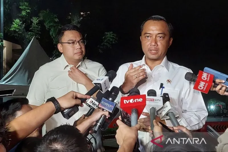 Menteri Sekretaris Negara Prasetyo Hadi memberikan keterangan usai menghadiri rapat dipimpin Presiden Prabowo Subianto di kediaman Kertanegara, Jakarta Selatan, Minggu (28/9/2025) malam. (Foto: ANTARA/Genta Tenri Mawangi/am)