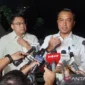 Menteri Sekretaris Negara Prasetyo Hadi memberikan keterangan usai menghadiri rapat dipimpin Presiden Prabowo Subianto di kediaman Kertanegara, Jakarta Selatan, Minggu (28/9/2025) malam. (Foto: ANTARA/Genta Tenri Mawangi/am)